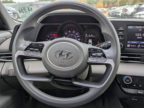 Used 2022 Hyundai Elantra SEL image 19
