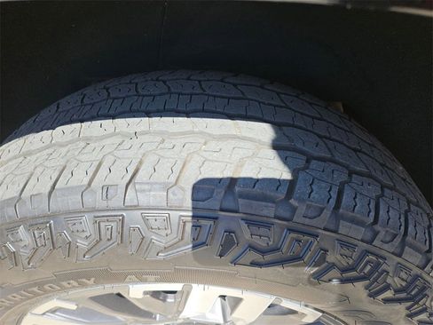 Used 2025 Chevrolet Suburban Z71 image 26