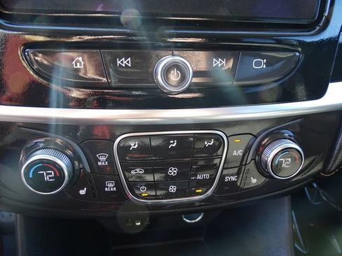 Used 2020 Chevrolet Traverse LT FWD image 12