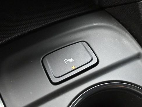 Used 2022 Chevrolet Equinox RS w/ Infotainment Package image 36