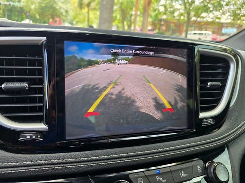 Used 2022 Chrysler Pacifica Touring-L w/ S Appearance Package FWD image 20
