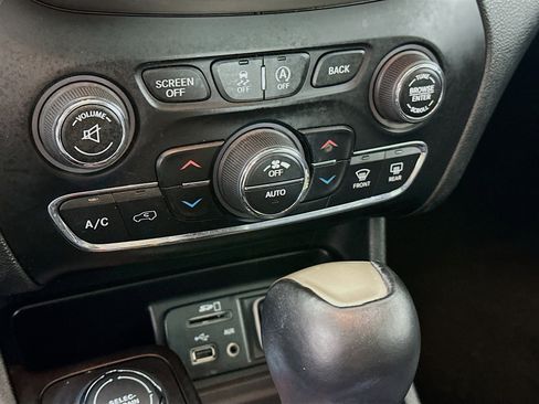 Used 2015 Jeep Cherokee Limited w/ Trailer Tow Group image 24