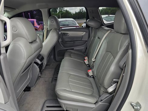 Used 2015 Chevrolet Traverse LT w/ Style and Technology Package FWD image 5