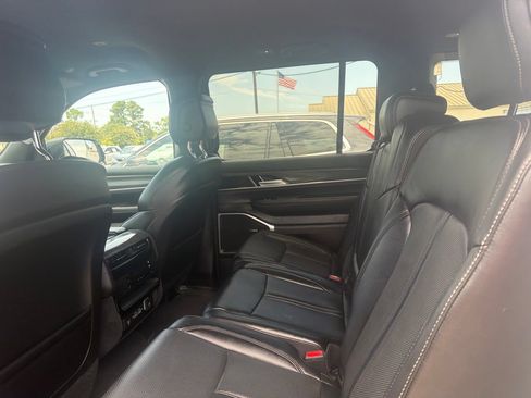 Used 2024 Jeep Wagoneer Series II w/ Flexible Seating Group RWD image 12
