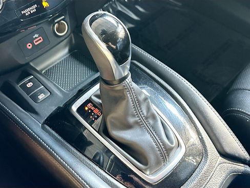 Used 2019 Nissan Rogue SL w/ Premium Package image 16