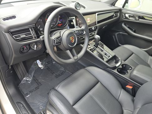 Certified 2026 Porsche Macan AWD/4WD image 5