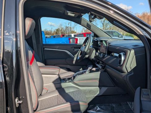 Used 2025 Chevrolet Colorado Z71 w/ Midnight Edition image 12