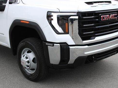Used 2025 GMC Sierra 3500 Pro w/ Convenience Package AWD/4WD image 9