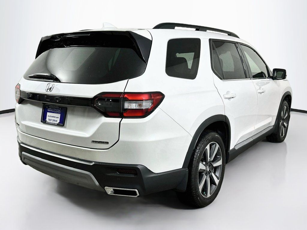 Used 2025 Honda Pilot Touring image 7
