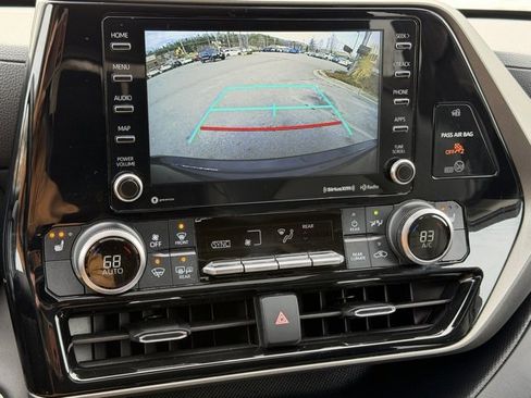 Used 2021 Toyota Highlander XLE image 28