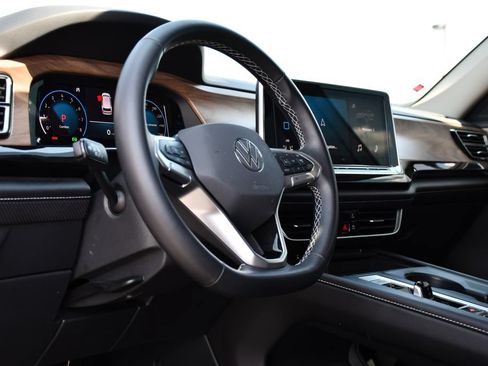 Used 2025 Volkswagen Atlas SE AWD/4WD image 14