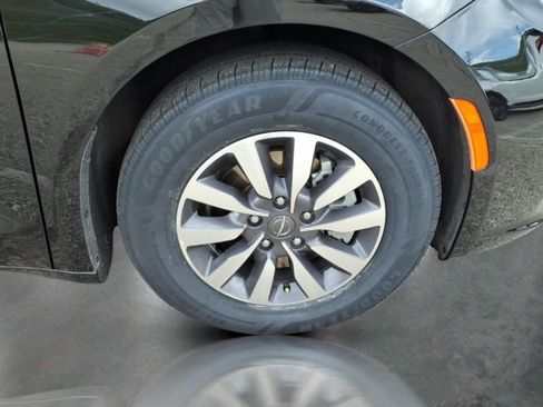 Used 2024 Chrysler Pacifica Limited FWD image 10