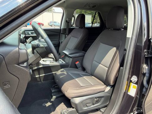 Used 2023 Ford Explorer XLT AWD/4WD image 18