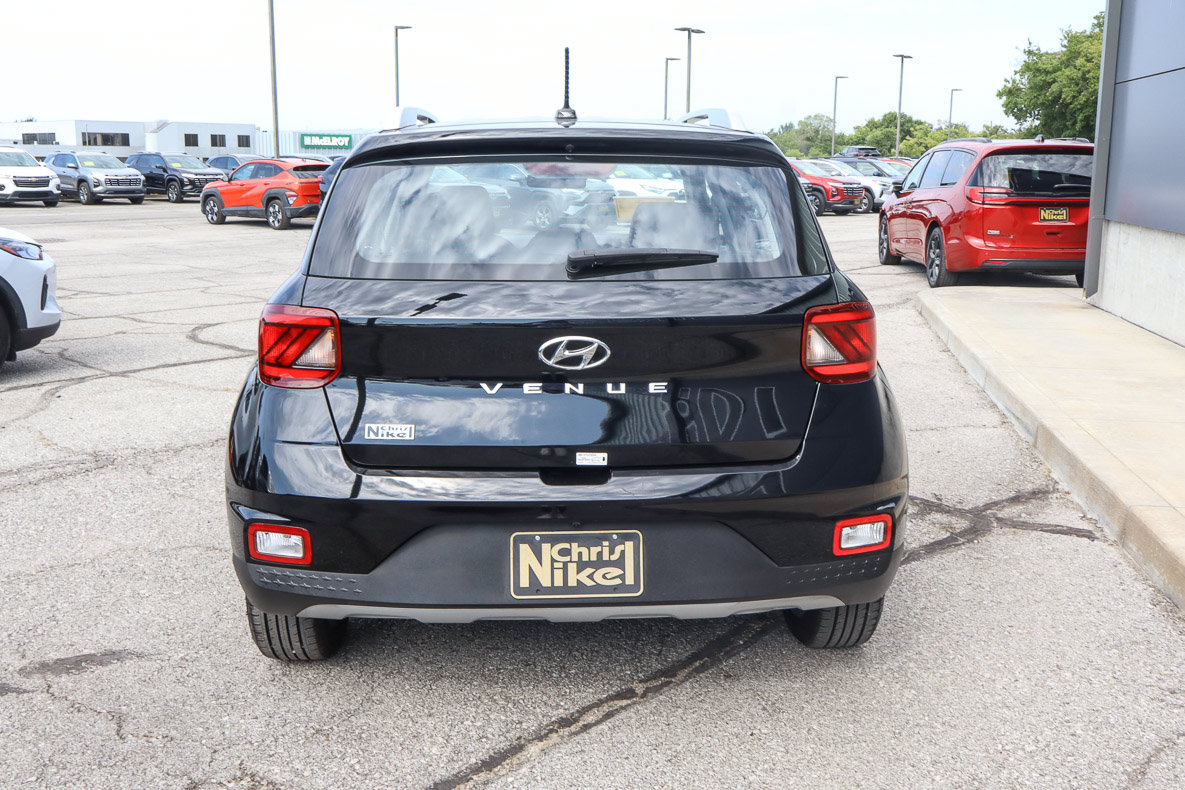 Used 2025 Hyundai Venue SEL FWD image 5
