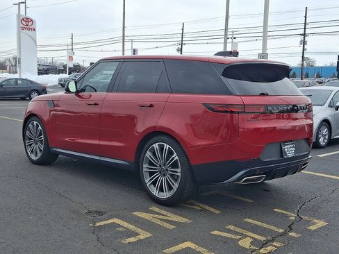 Used 2025 Land Rover Range Rover Sport SE image 4