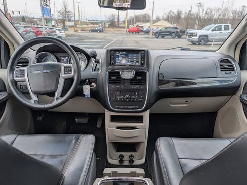 Used 2015 Chrysler Town & Country Touring w/ Driver Convenience Group image 11