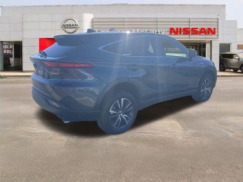 Used 2021 Toyota Venza LE image 3