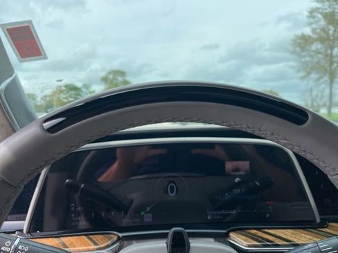 Used 2023 Cadillac Escalade ESV Premium Luxury Platinum image 24