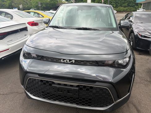 Used 2023 Kia Soul LX w/ LX Technology Package FWD image 2