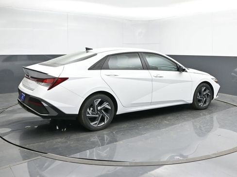 Used 2025 Hyundai Elantra Sport image 5