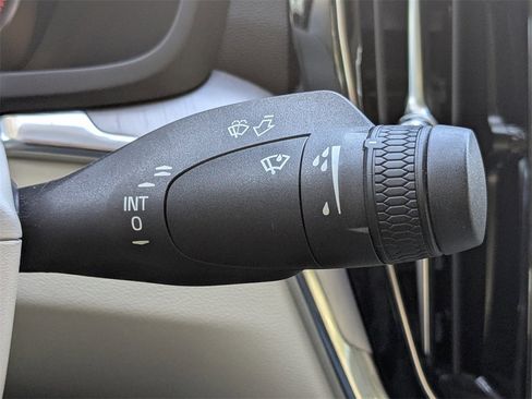 Used 2020 Volvo S60 T5 Momentum image 27