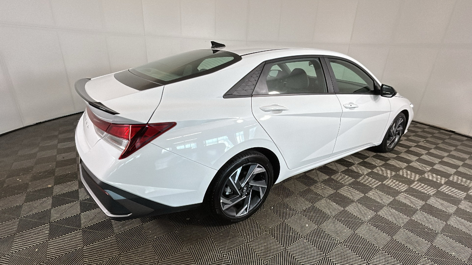 Used 2025 Hyundai Elantra Sport FWD image 3