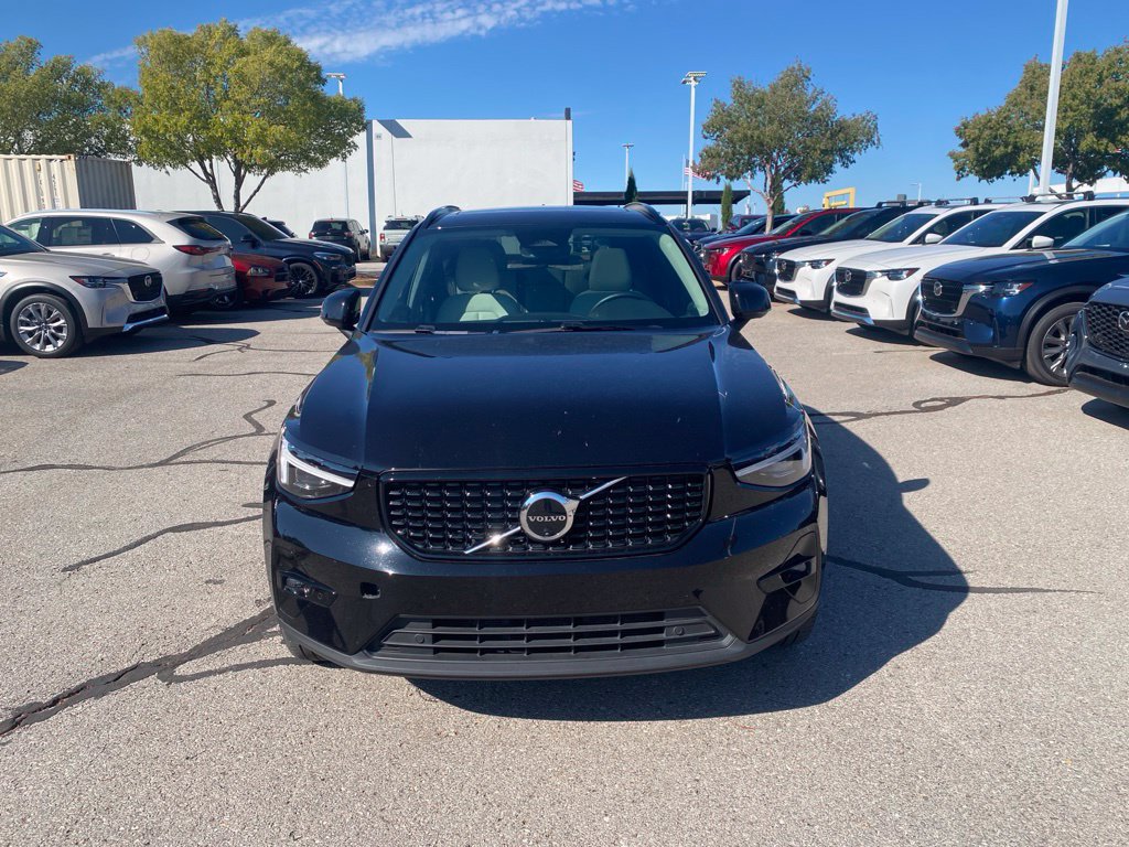 Used 2024 Volvo XC40 B5 Ultimate w/ Protection Package Premier AWD/4WD image 2