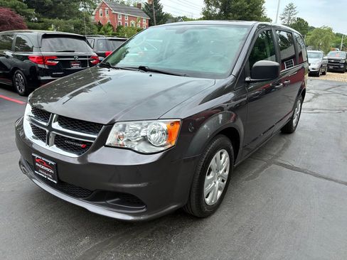 Used 2019 Dodge Grand Caravan SE FWD image 3