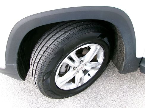 Used 2024 GMC Terrain SLE FWD image 7