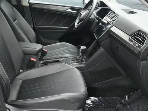 Used 2022 Volkswagen Tiguan SE FWD image 9