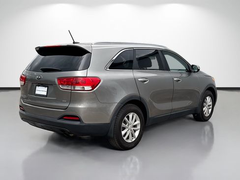 Used 2017 Kia Sorento FWD image 3