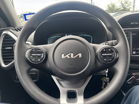 Used 2025 Kia Soul LX w/ LX Technology Package FWD image 25