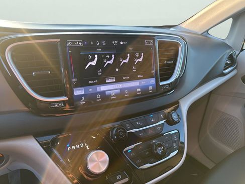 Certified 2024 Chrysler Pacifica Touring-L image 32