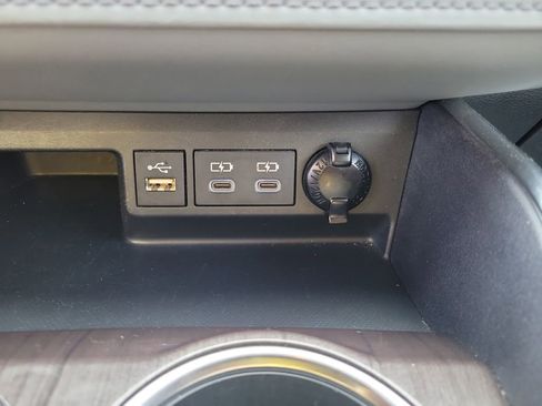 Used 2023 Toyota Highlander Limited image 24