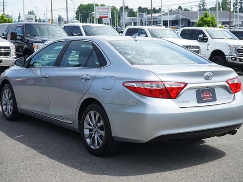 Used 2017 Toyota Camry XLE w/ Moonroof Package FWD image 3