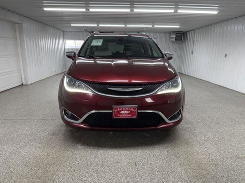 Used 2017 Chrysler Pacifica Limited image 2