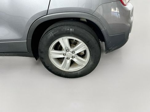 Used 2020 Chevrolet Trax LT w/ LT Convenience Package AWD/4WD image 11