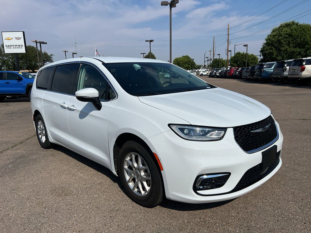 Used 2023 Chrysler Pacifica Touring-L FWD image 12