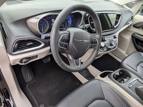 Certified 2024 Chrysler Pacifica Touring-L image 11