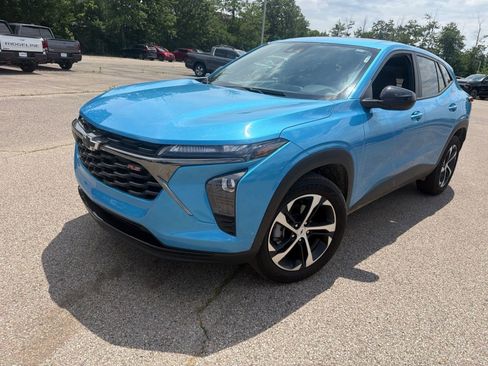Used 2025 Chevrolet Trax RS w/ Sunroof Package FWD image 8