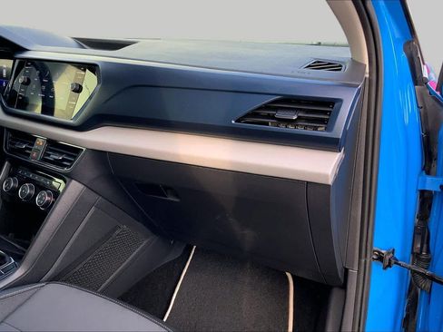 Used 2023 Volkswagen Taos SE w/ Panoramic Sunroof Package FWD image 18