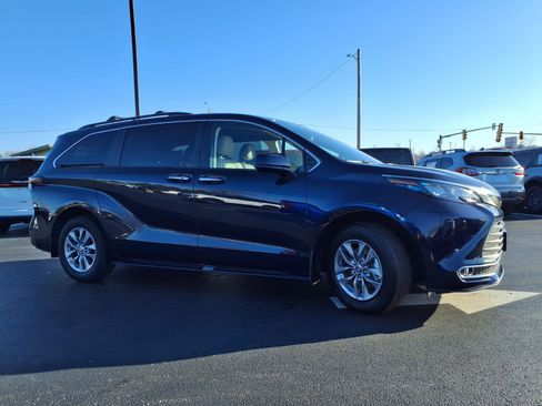 Used 2024 Toyota Sienna XLE image 38