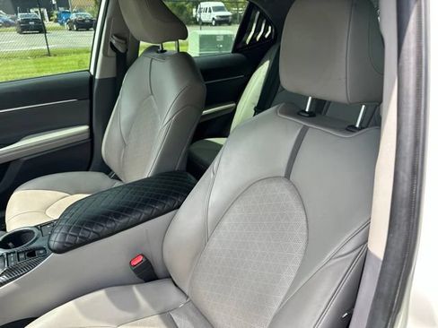 Used 2022 Toyota Camry XSE FWD image 8