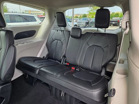 Used 2024 Chrysler Pacifica Touring-L AWD/4WD image 29