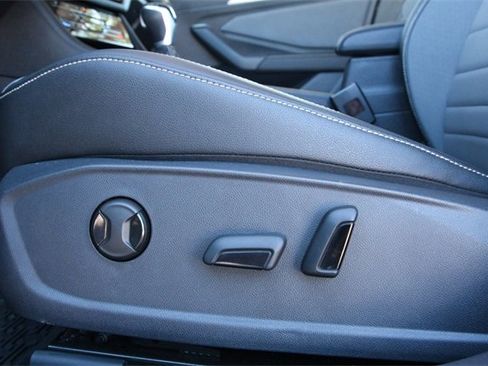 Certified 2025 Volkswagen Jetta SE image 13