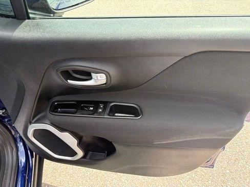 Used 2019 Jeep Renegade Latitude FWD image 19