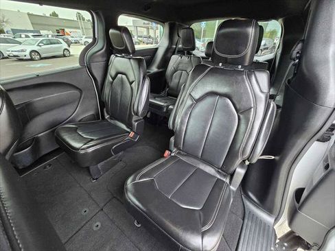 Used 2025 Chrysler Pacifica Select FWD image 16