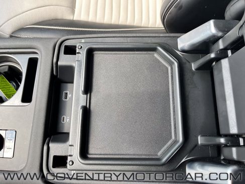 Used 2023 Land Rover Discovery Metropolitan Edition AWD/4WD image 27