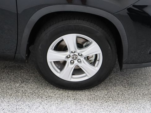 Used 2021 Toyota Highlander LE FWD image 5