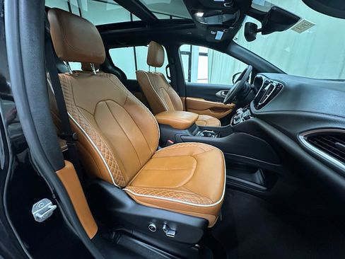 Used 2025 Chrysler Pacifica Pinnacle image 18